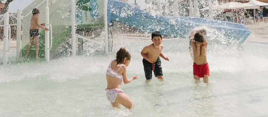 niños jugando en la piscina aparthotel ciudad laurel